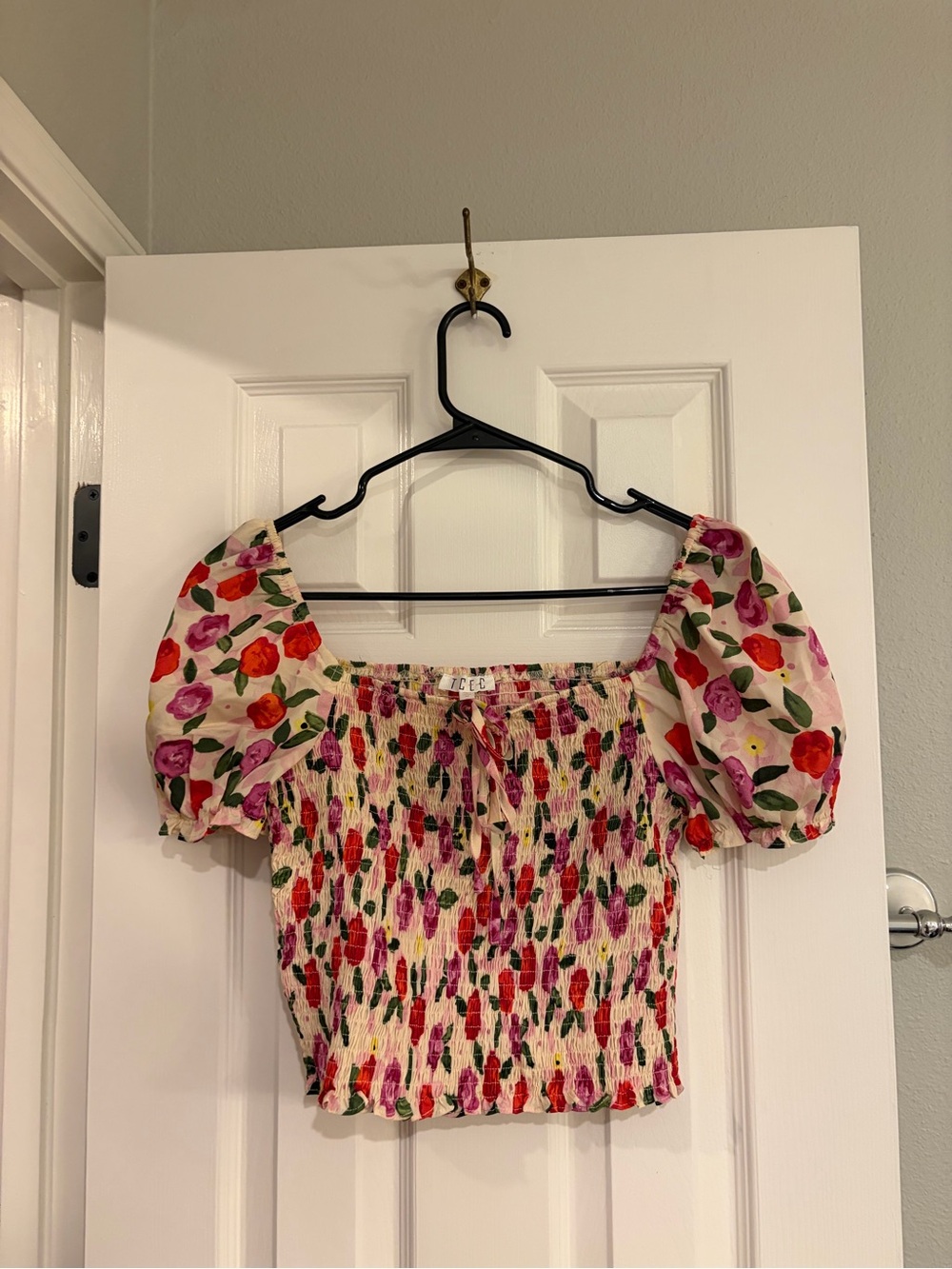 TCEC Floral Puff Sleeve Smocked Crop Top Cream Medium